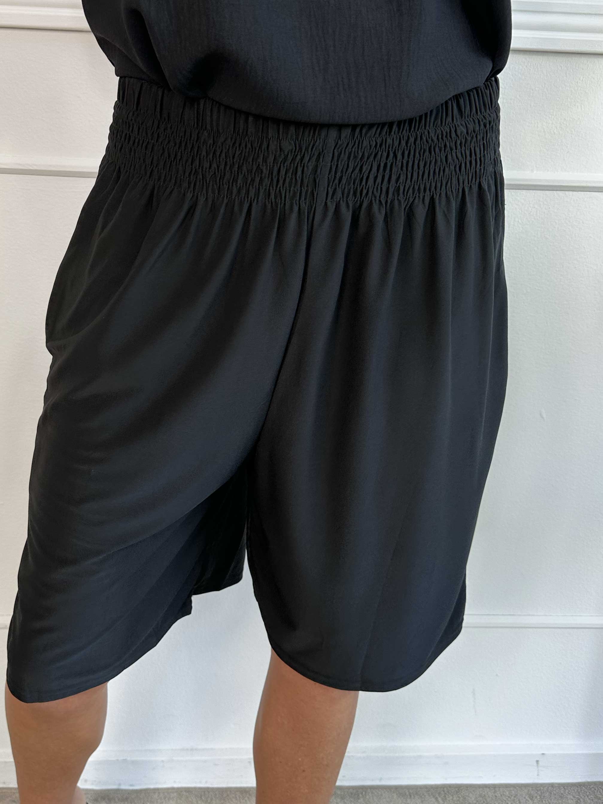 Pams Plain Short Knickers - Shorts i elastisk stof med elastikkant